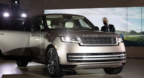 Foto: Rīgā prezentēts jaunais 'Range Rover'; Baltijā pārdoti jau 19