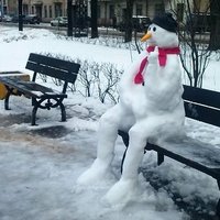 ФОТО: В рижском сквере неизвестные люди слепили необычного снеговика