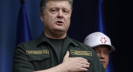 Порошенко сообщил об освобождении из плена трех украинских разведчиков