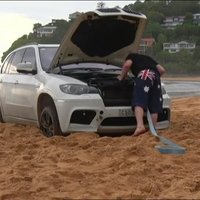Video: Sidnejā pludmalē iestieg 'BMW X5', tikai traktors spēj palīdzēt