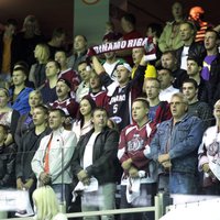 Video: ja sabojājas atskaņotājs, Rīgas 'Dinamo' līdzjutēji vienmēr var glābt situāciju
