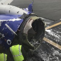 ФОТО: Двигатель пасажирского самолета взорвался в воздухе, один человек погиб
