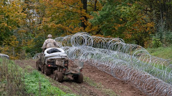 Uz Latvijas-Baltkrievijas robežas sāk uzstādīt dzeloņstiepļu žogu - 8