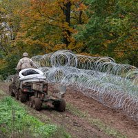 Foto: Slovēnijas dāvinātais žogs uzstādīts Baltkrievijas robežas bīstamākajā posmā