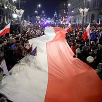 Foto: Polijā tūkstošiem cilvēku protestē pret tiesu sistēmas reformām
