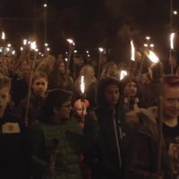Iespaidīgi video: Kā Lāčplēša dienas lāpu gājieni Latvijas pilsētās pulcēja cilvēku tūkstošus