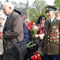 ВИДЕО: Пока вы цветы к памятнику возлагаете, мы чай пьем, котов выгуливаем и Нила ругаем