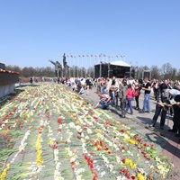 Fotoreportāža: 9.maijs Rīgā pie Uzvaras pieminekļa