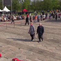 ВИДЕО: как люди отмечают День Победы у памятника освободителям в Риге