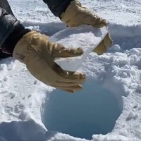 Kad pētnieki izklaidējas: kā skan 137 metrus dziļā caurumā iemests ledus gabals