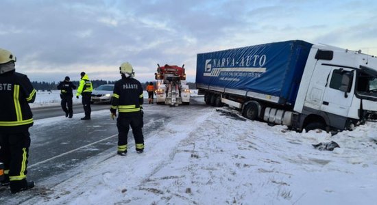 ФОТО. Эстония: в столкновении фуры и фургона погиб гражданин Латвии