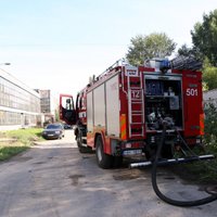 19 пожарных продолжают тушить пожар на мебельном производстве в Иманте
