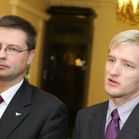 Домбровскис принял отставку Спруджса