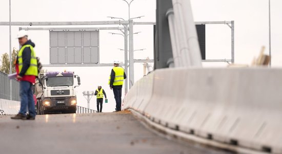 Foto: Pārbauda Sarkandaugavas satiksmes pārvada slodzi