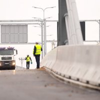 Foto: Pārbauda Sarkandaugavas satiksmes pārvada slodzi