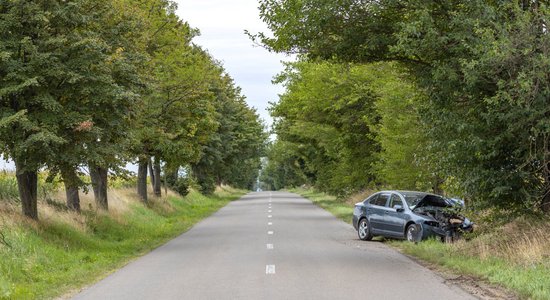 В Бауском крае водитель Opel врезался в дерево и погиб