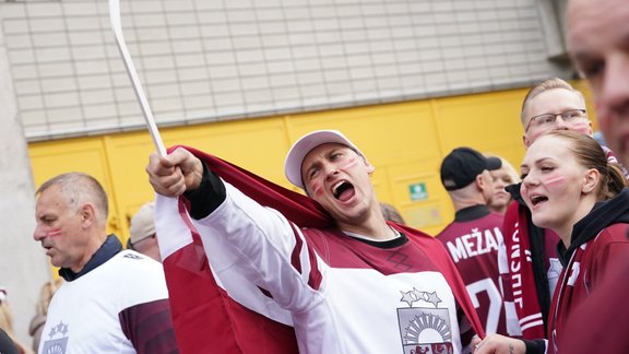 Foto: Latvijas izlases fani gājienā piepilda Stokholmas ielas