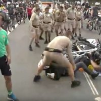 Video: Sanpaulu olimpiskās lāpas stafetes laikā saskrienas divi policisti