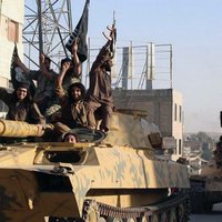 ASV atbalstītā nemiernieku koalīcija paziņo par uzbrukumu 'Islāma valsts' pozīcijām Sīrijā