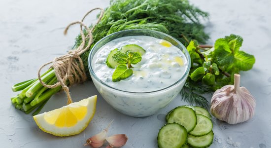 Tzatziki – ķiploku mērce ar dillēm, piparmētrām un citronu