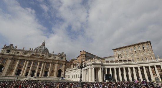 Vatikāns noliedz, ka būtu tuvu bankrotam