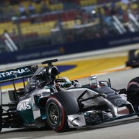 Hamiltons apsteidz Rosbergu ASV 'Grand Prix' pirmajā treniņbraucienā