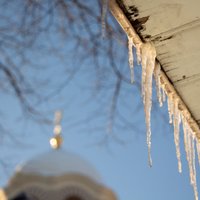 Из-за таяния огромных сосулек в Риге затапливает пятиэтажку — домоуправ отвергает претензии