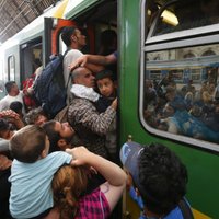 Migrantu krīze: Budapeštas stacija atsāk darbu; vilcieni uz Rietumeiropu nekursē