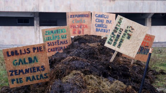 Gaļas liellopu audzētāju biedrības rīkota protesta akciju pie Zemkopības ministrijas 