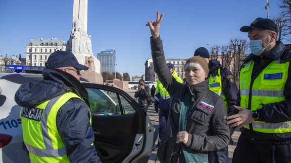 Jeļena Kreile aizturēta leģionāru piemiņas gājienā