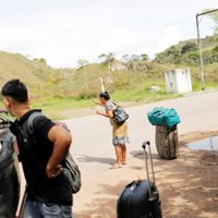 No Venecuēlas uz Kolumbiju aizbēguši vairāk nekā pusmiljons cilvēku