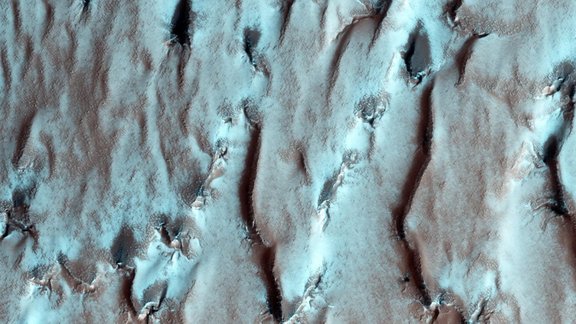 Ar "Mars Reconnaissance Orbiter" pavadoņa HiRISE instrumentu uzņemts attēls – Marsa dienvidu pola krāšņais sasalums. Attēls: NASA/JPL-Caltech/University of Arizona