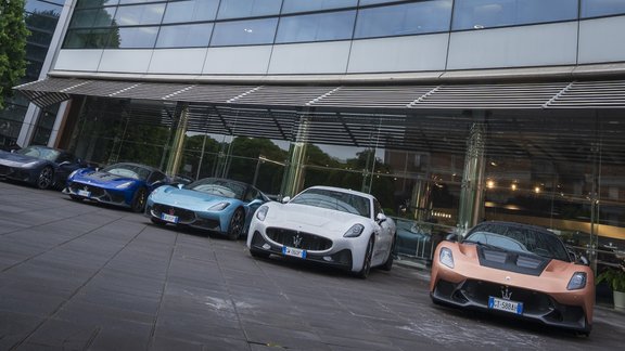 Nākotne ar ķīniešiem: itāļu sportiskā "Maserati" emblēmas nonāks uz "Maextro" modeļa