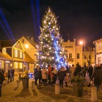 Сгоревшая новогодняя елка в Кулдиге: полиция начала уголовный процесс