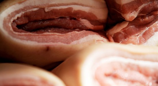 Производитель свинины Jaunsenči закрывает свои торговые точки. Но "упорно" продолжает работать