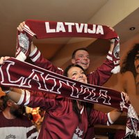 Foto: Latvijas izlases līdzjutēji ar jestru ballīti atklāj 'Prāgas Baltos kreklus'