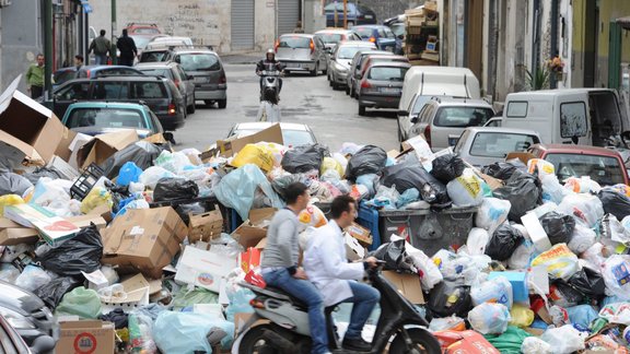 napoli neapole garbage atkritumi italy