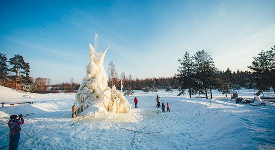 ФОТО. Впечатляющий ледяной "фонтан" в Мадонском крае