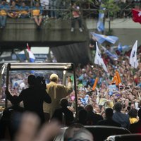 Brazīlijas policija pāvesta vīzītes laikā ar asaru gāzi izdzenā protestētājus