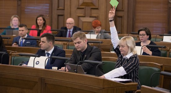 Saeima spītē iebildēm par procedūru un ļauj Rīgas domi ievēlēt uz ilgāku termiņu