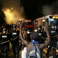 ASV protestos pēc kārtējā melnādainā nošaušanas ievainoti 12 policisti