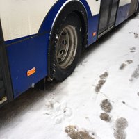 Ziemā ar 'basām kājām' – aculiecinieks bažījas par 'Rīgas satiksme' autobusu riepām