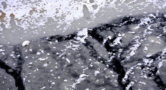 Atrašanās uz ledus Liepājas tirdzniecības kanālā un Liepājas ezerā ir bīstama!