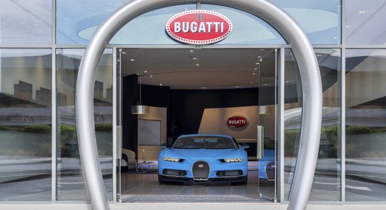 Foto: Pasaulē lielākais 'Bugatti' autosalons atvērts Dubaijā