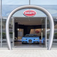 Foto: Pasaulē lielākais 'Bugatti' autosalons atvērts Dubaijā