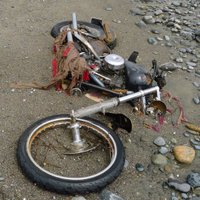 Atrasts uz Kanādu no Japānas aizskalotā motocikla īpašnieks