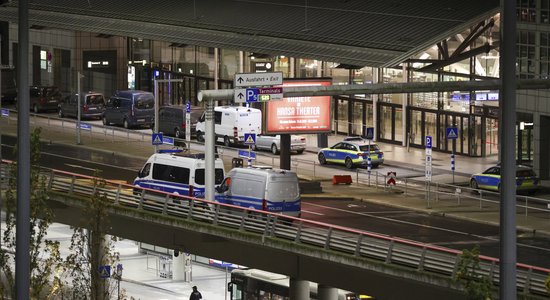 Hamburgas lidostā tēvs par ķīlnieku sagrābis savu bērnu; vīrieti aiztur