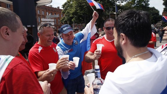 Russia and Wales supporters together in Toulouse