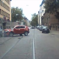 Video: Izcili muļķīga avārija Miera ielā
