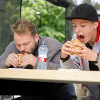 Foto: Burgeru cienītāji sacenšas ātrēšanā